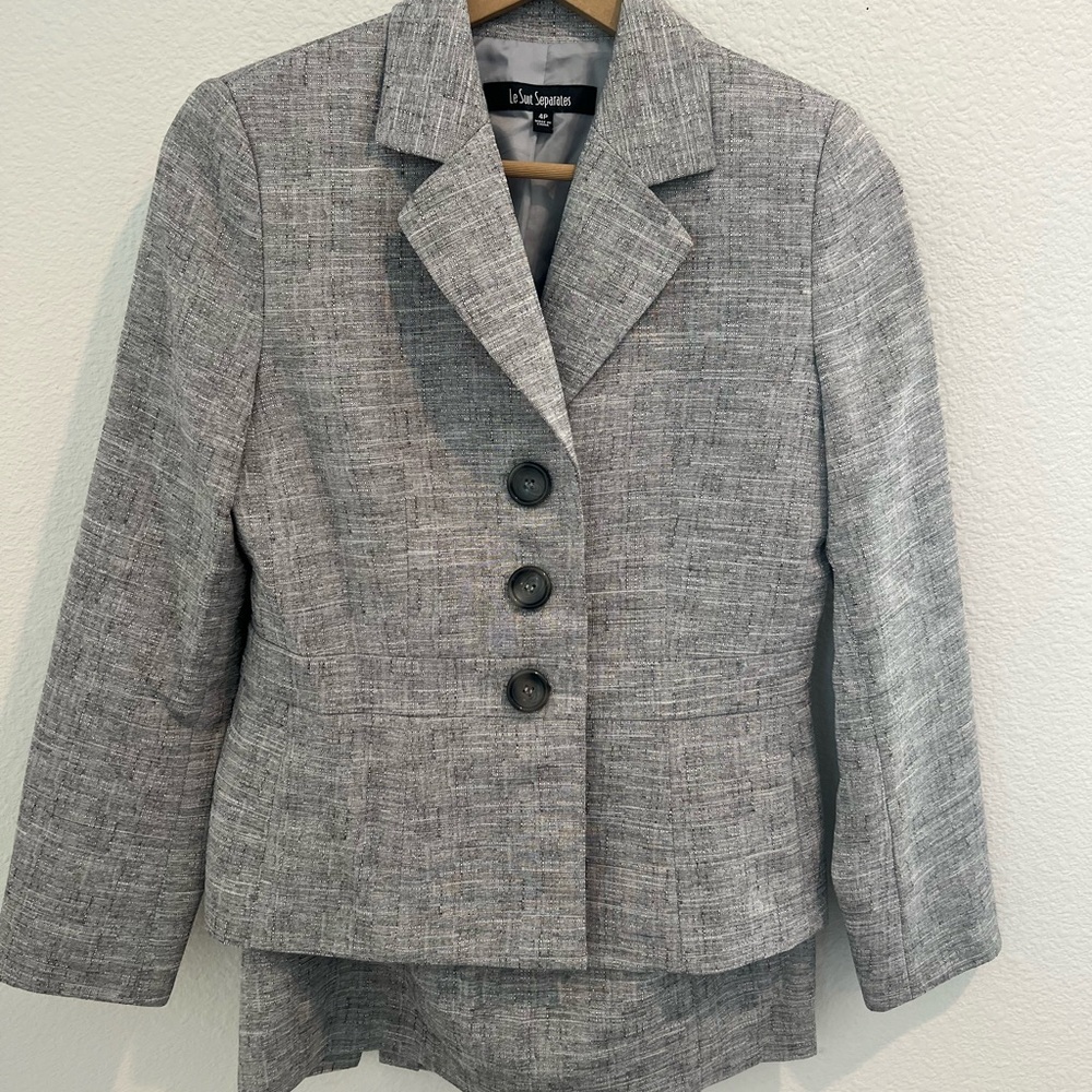 Classy gray full suit by LeSuit good condition. Size 4P.
